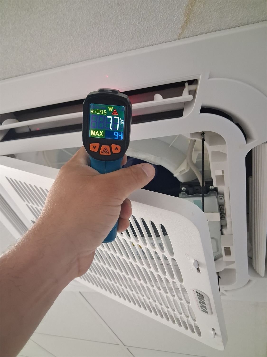 Medición de temperatura con láser en equipo de climatización — Clima Eléctrica