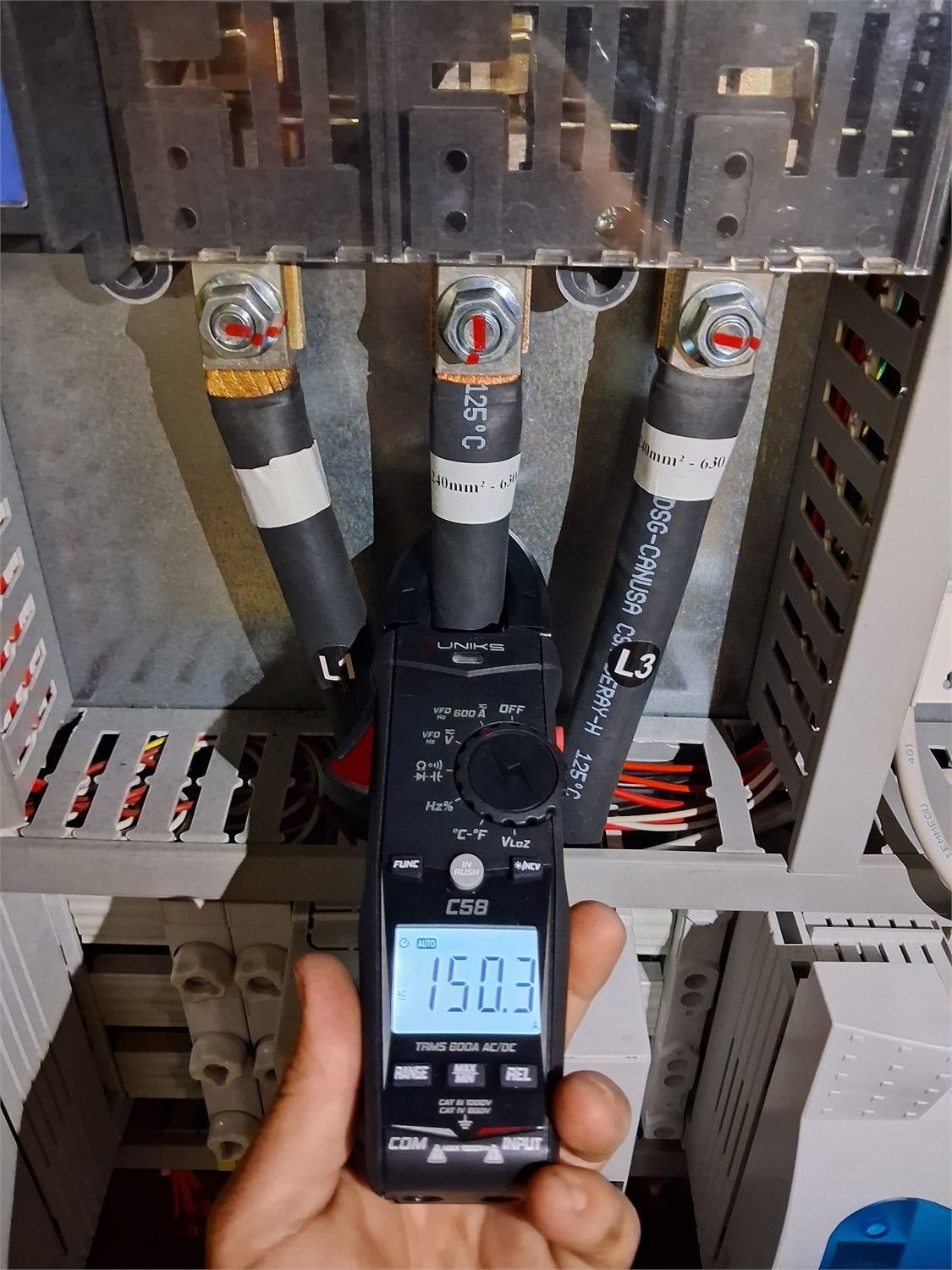 Medición de consumo eléctrico con pinza amperimétrica en tablero