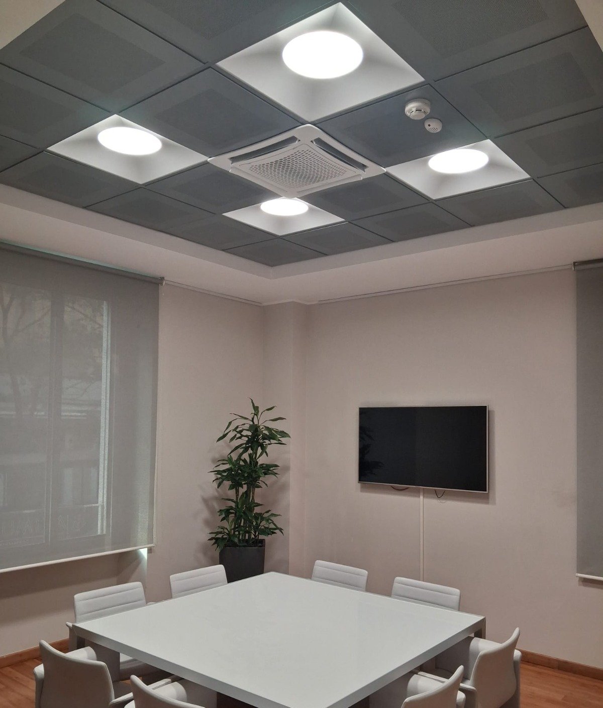 Equipo de climatización tipo Cassette en sala corporativa — Clima Eléctrica