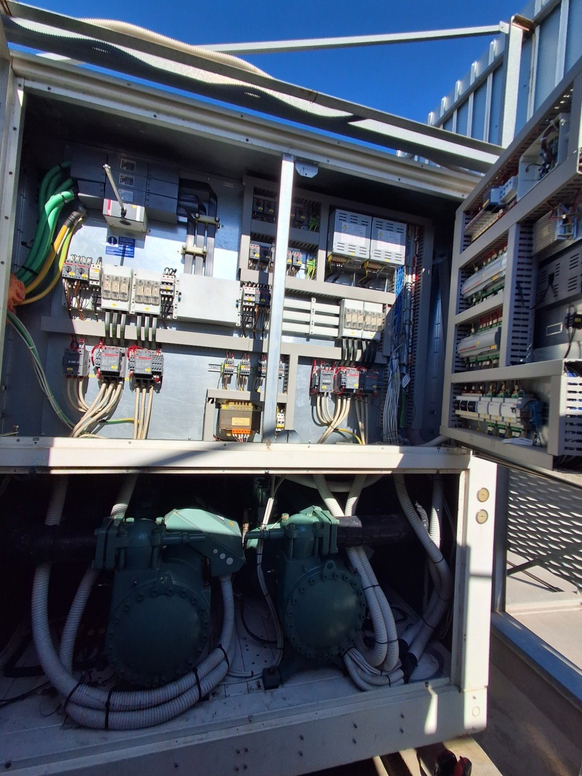 Inspección de tablero eléctrico y compresores en chiller industrial