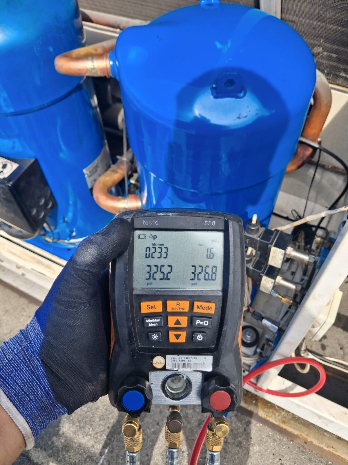 Control de presiones operativas con manifold digital Testo en compresor scroll