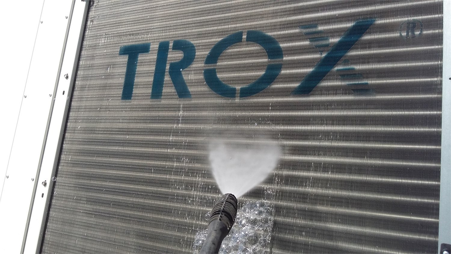 Lavado a presión de serpentina en chiller Trox — Clima Eléctrica