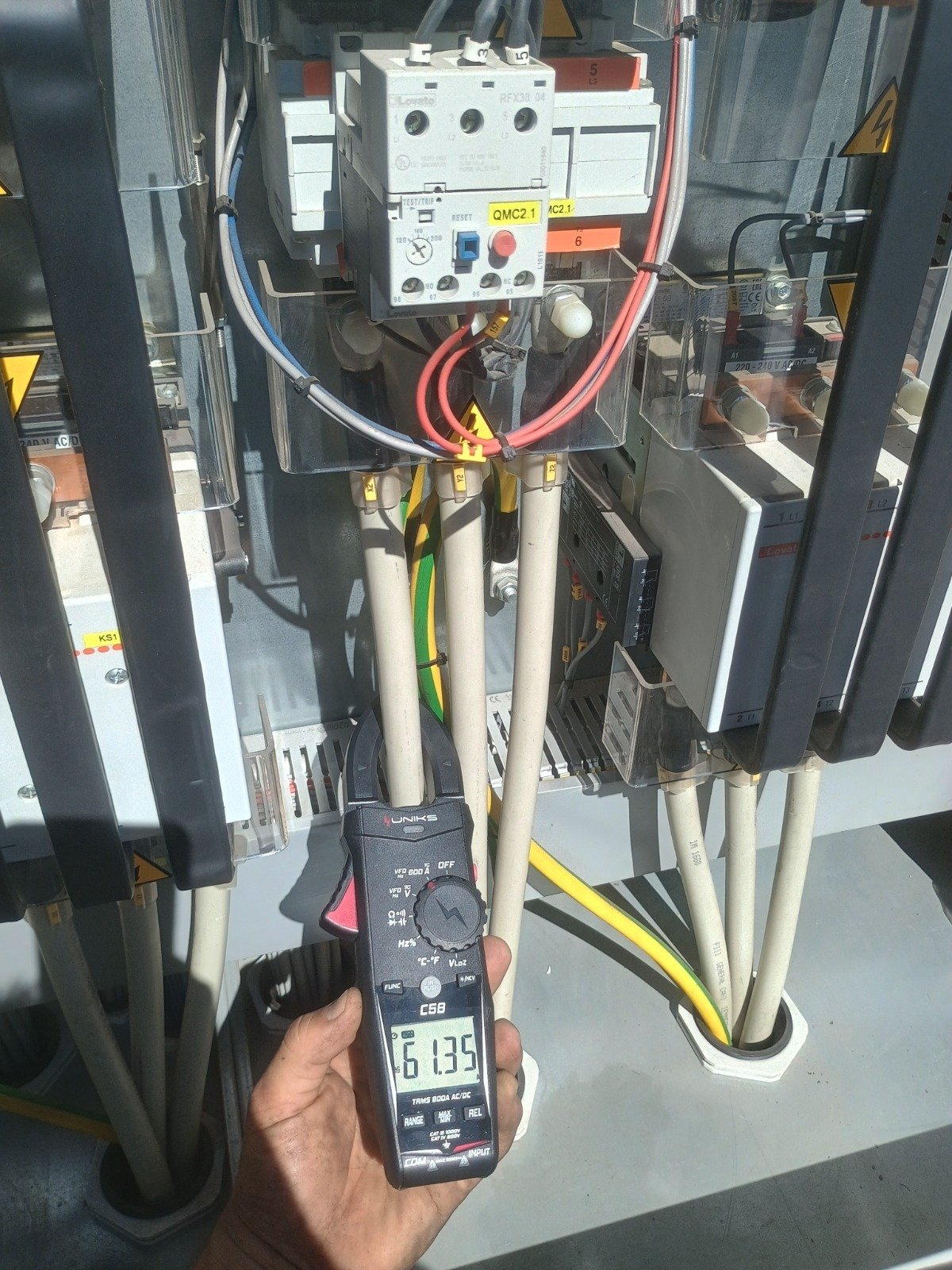 Medición de consumo de corriente en tablero con pinza amperimétrica digital
