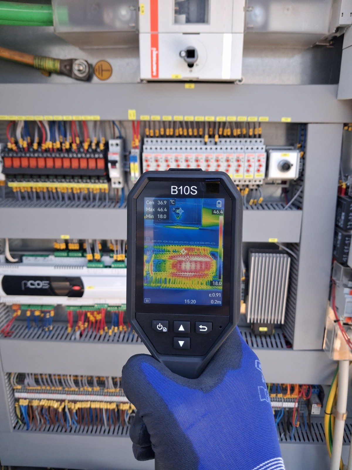 Inspección termográfica de tableros y componentes eléctricos durante reparación