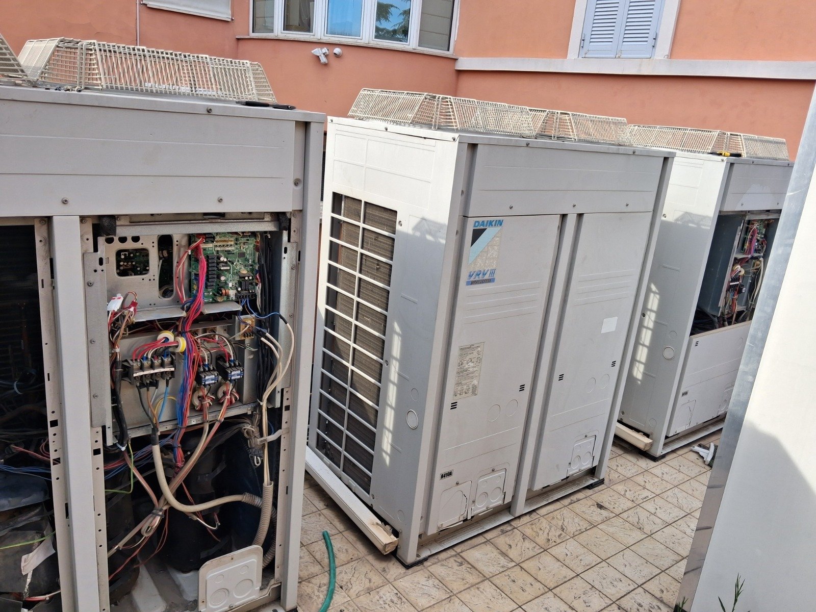 Batería de equipos exteriores VRV Daikin intervenidos por Clima Eléctrica